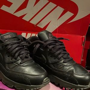 Black ain’t max 90 big kids size 6.5